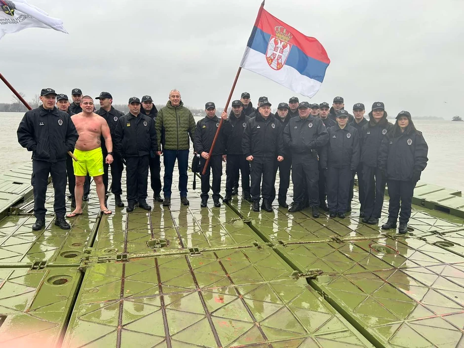 Komandiri više kazneno-popravnih zavoda viteški plivali za Časni krst