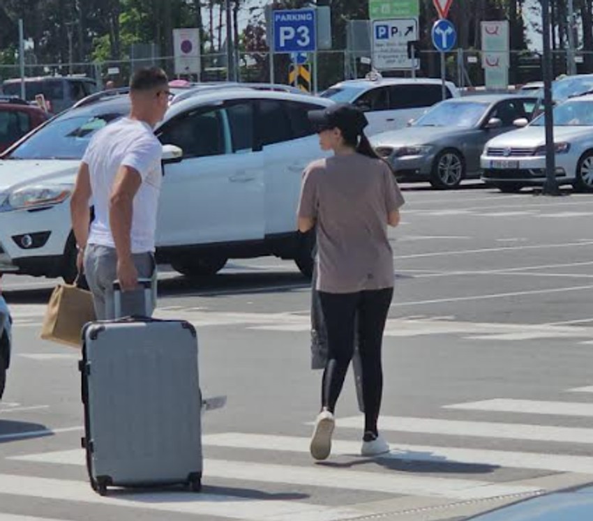 Po trudnu Tijanu je došao muž na aerodrom