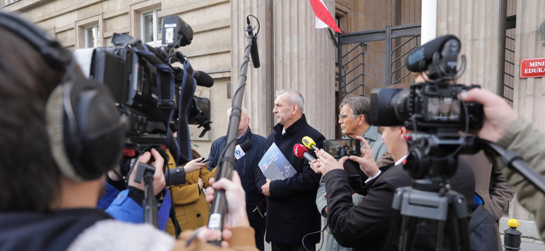 "Dobre spotkanie, konstruktywne, kolejne będą". Nauczyciele z ZNP po rozmowach z Czarnkiem