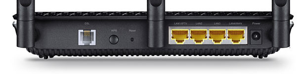 Archer VR900 – po lewej stronie jest widoczny port DSL, który pozwala na podłączenie kabla telefonicznego zakończonego końcówką RJ-11. Dodatkowo po prawej jeden z portów LAN to tak naprawdę port EWAN, który pozwala na podłączenie Ethernetu – pozostają nam wtedy do dyspozycji tylko trzy porty LAN 