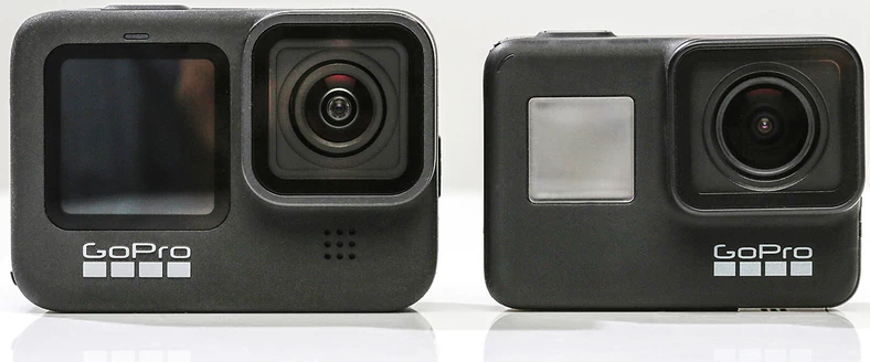 Różnica wielkości w stosunku do GoPro Hero7 (po  lewej) z roku 2018 jest wyraźnie widoczna. W porównaniu zwraca uwagę nowy przedni kolorowy wyświetlacz