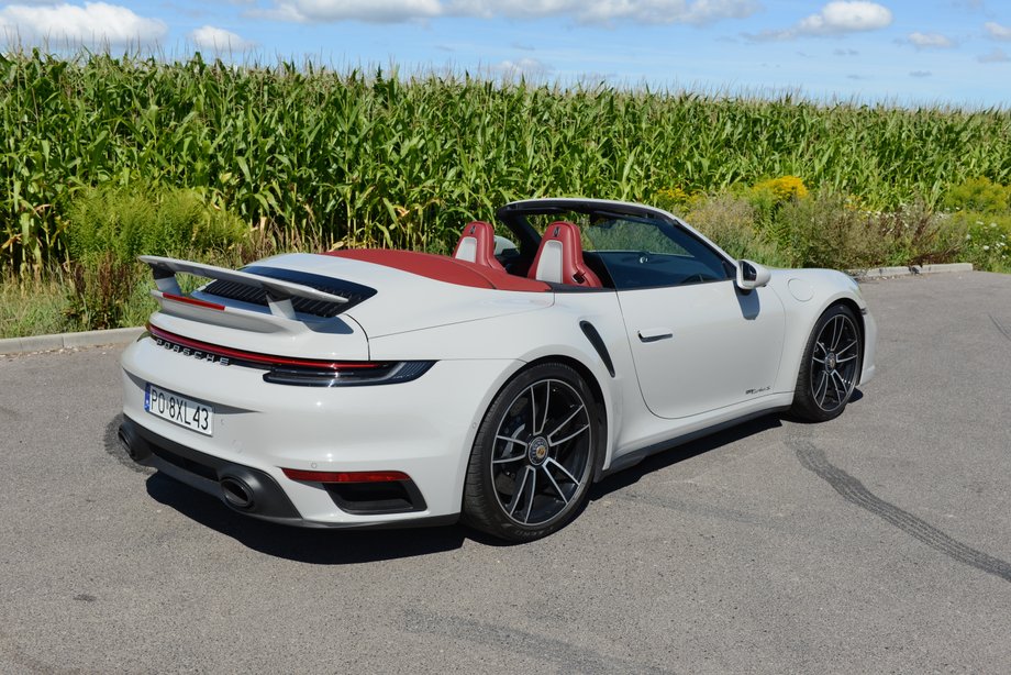 Porsche 911 Turbo S Cabriolet - dach składa się w 17 sekund i można to robić nawet podczas jazdy z prędkością do 60 km/h.