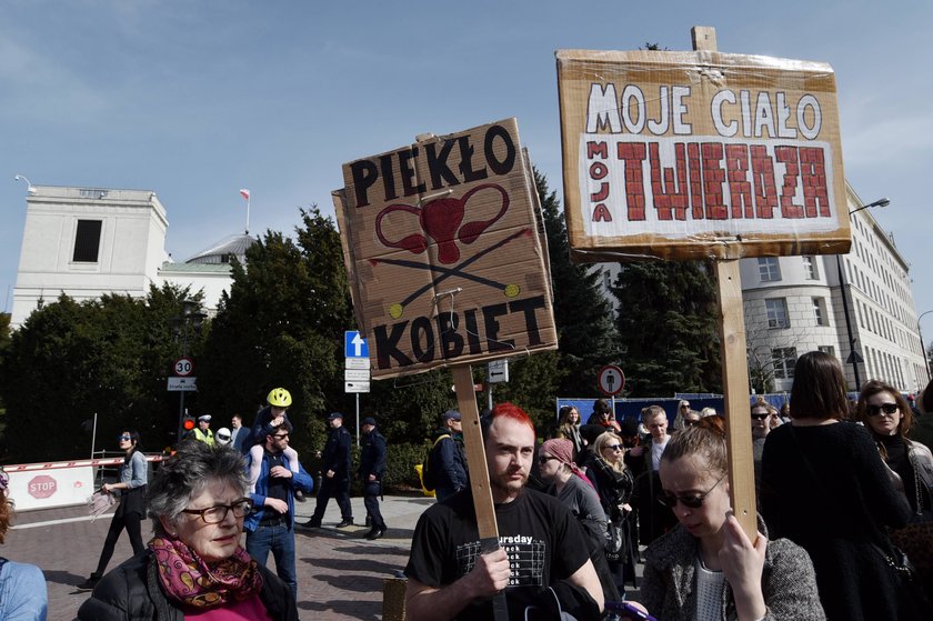 Polka pracująca w klinice aborcyjnej: obudzimy się w państwie policyjnym