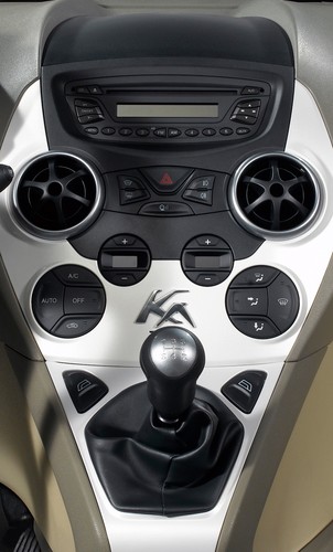 Ludzie z Forda obiecują, że wnętrze wypełnią miękkie, przyjemne w dotyku materiały plus kilka gadżetów