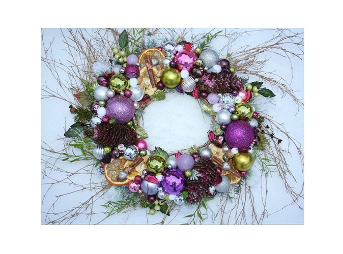 Wianek bożonarodzeniowy z przewagą tonacji fioletowej, ozdobiony bombkami, szyszkami, listkami, gałązkami i suszonymi owocami. Autorka: Marta Jarosińska-Mańka