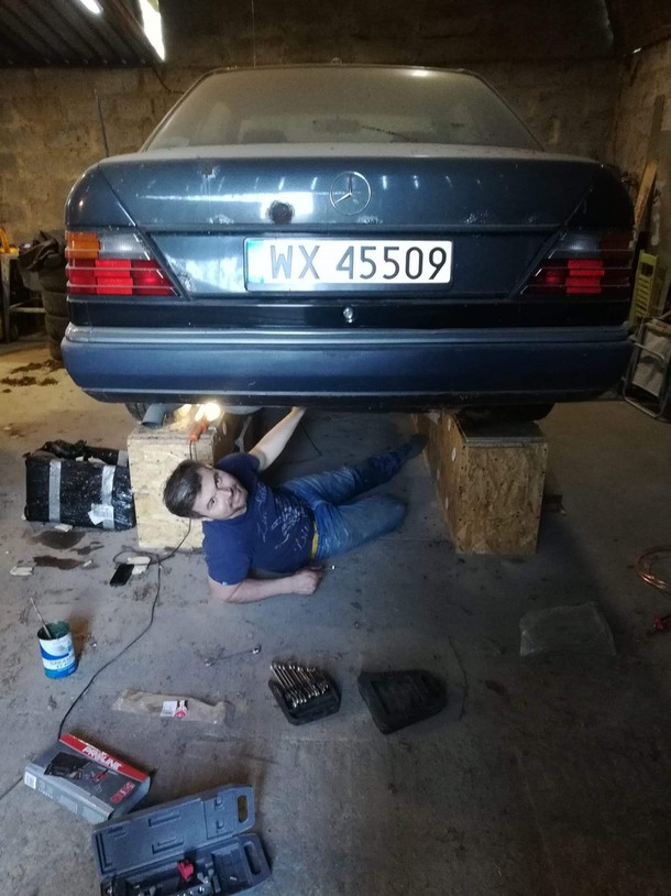 Rafał Szostakowski pod Mercedesem W124 CE