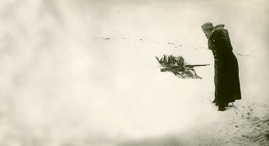 Smrznuti srpski vojnik u snegu albanskih planina u toku odstupanja preko Albanije, novembar 1915.