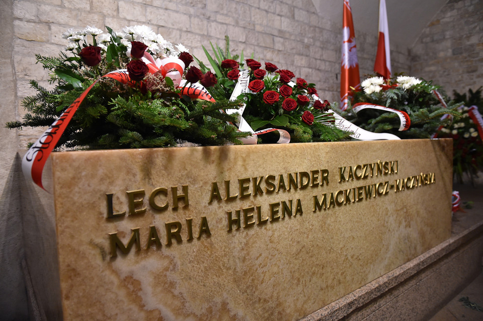 KRAKÓW WSZYSTKICH ŚWIĘTYCH SARKOFAG PARY PREZYDENCKIEJ (kwiaty na grobie Lecha i Marii Kaczyńskich)