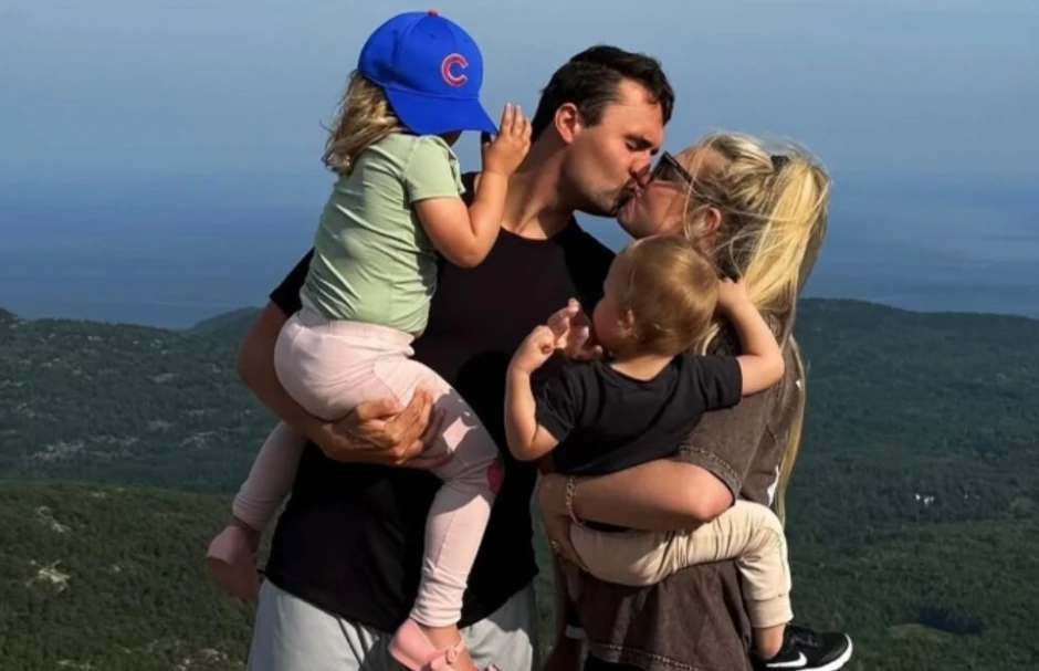 Čarli Kirk sa porodicom