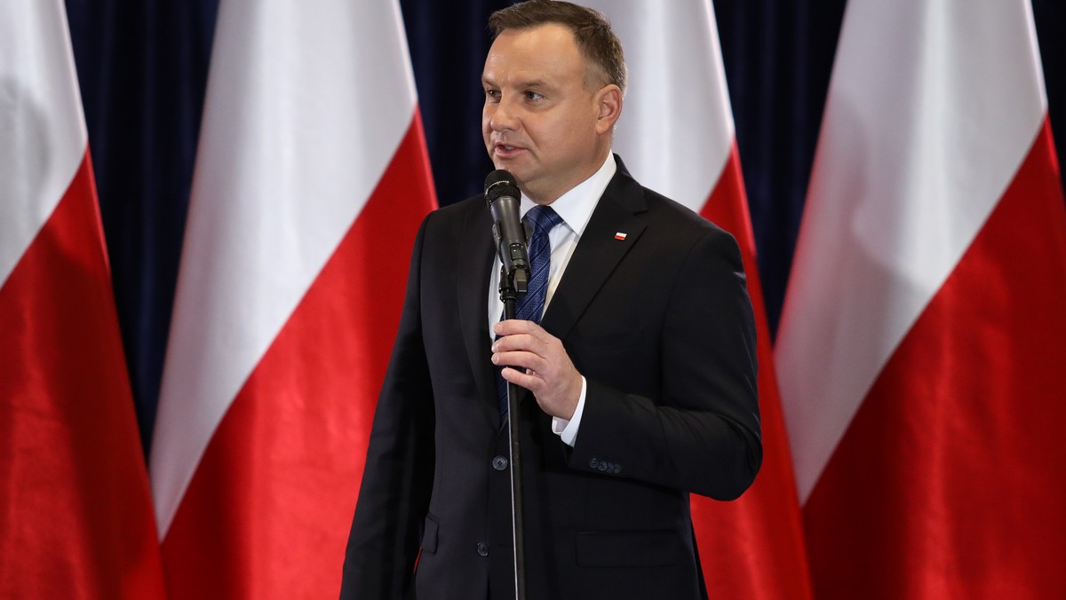 W sieci pojawiły się kolejne rzekome e-maile ze skrzynki Michała Dworczyka. Tym razem przedstawione zostały badania, jakie wykonano przed wyborami prezydenckimi w 2020 r. Jedna z najbardziej tajemniczych postaci polskiej polityki, Piotr Agatowski, poinformował o sondażach, z których wynikało, że Andrzej Duda przegra w drugiej turze z Rafałem Trzaskowskim.