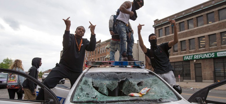 Walki z policją, obrabowane sklepy, godzina policyjna... Zamieszki w Baltimore