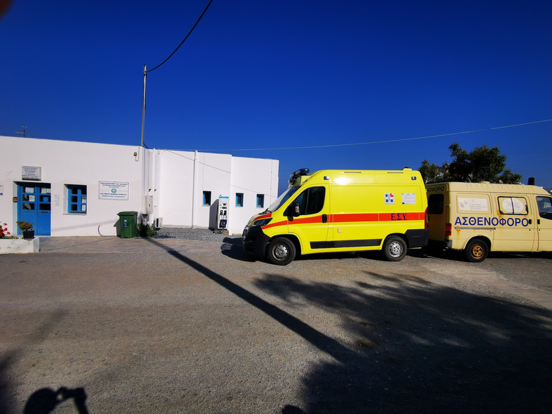 Astypalea: miejscowy szpital i jedyna na wyspie szybka ładowarka samochodów na prąd