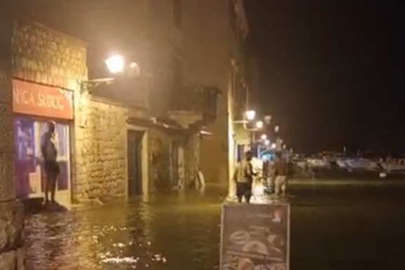 (VIDEO) LJUDI U PANICI BEŽALI GLAVOM BEZ OBZIRA! Nesvakidašnji vremenski fenomen pogodio srpski komšiluk: Meteorolog objasnio o čemu se radi