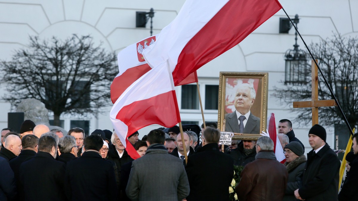 W 7. rocznicę katastrofy smoleńskiej przed Pałacem Prezydenckim odbędą się tylko uroczystości państwowe organizowane przez Ministerstwo Kultury i Dziedzictwa Narodowego. Stołeczny ratusz wydał 16 zakazów dla innych zgromadzeń - oświadczył rzecznik miasta Bartosz Milczarczyk.