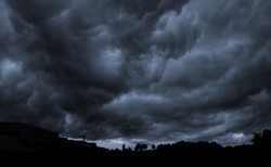 Mikroplastik jest już w chmurach. Zmienia pogodę, powoduje ulewy