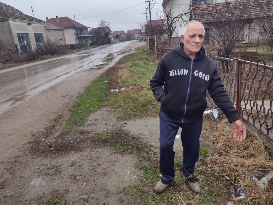Vozač je prešao sa druge strane kolovoza i ubio mladića koji je išao pored puta