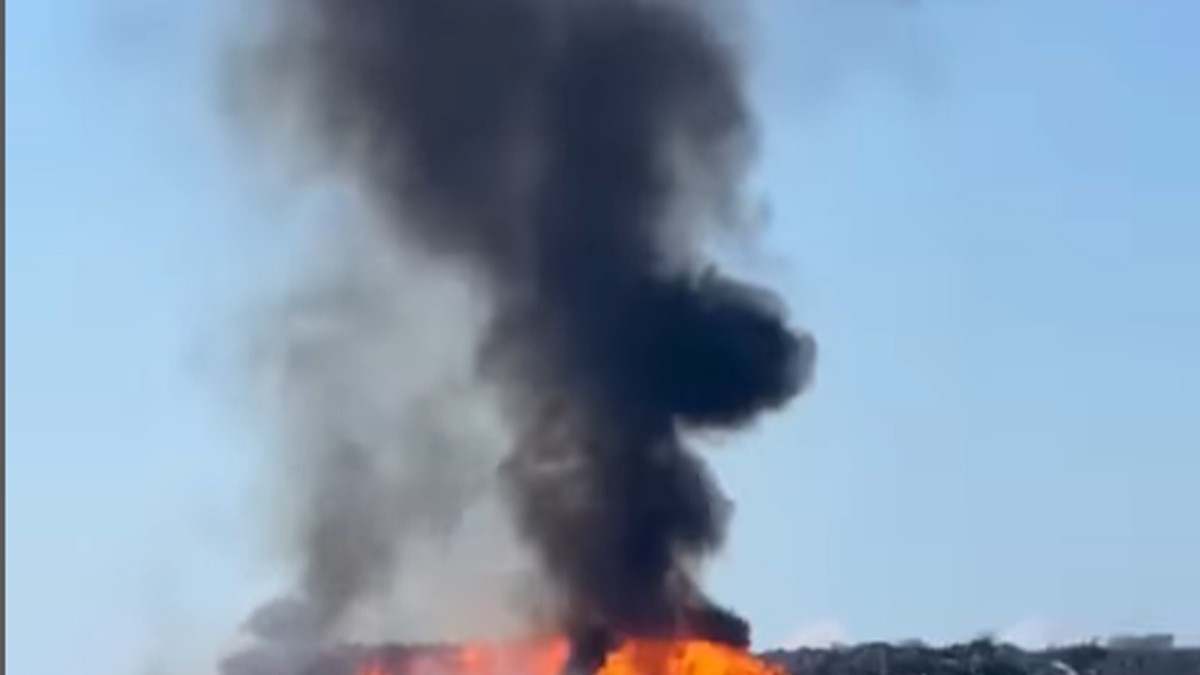 (VIDEO) OGROMAN POŽAR U KRAGUJEVCU Gusti dim se širi gradom, vatra „guta“ DEPONIJU