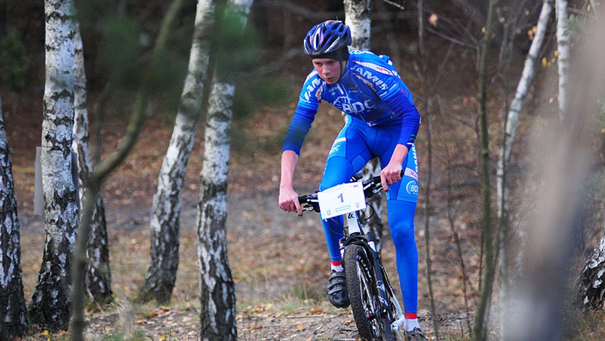 Wieliszew zadebiutował na mapie Poland Bike. I to podwójnie. Wszystko za sprawą amatorów jazdy na rowerach górskich i… biegania. W Wieliszewie odbyły się zawody Poland Bike XC - I Wieliszewski Cross Rowerowy o Puchar Powiatu Legionowskiego oraz I Wieliszewski Bieg Terenowy o Puchar Wójta Gminy Wieliszew. Wśród blisko 200 uczestników imprezy znaleźli się znakomici żeglarze. Do Wieliszewa przyjechali m.in. uczestniczka igrzysk olimpijskich w Londynie Anna Weinzieher i medalista mistrzostw Europy Jonasz Stelmaszyk.