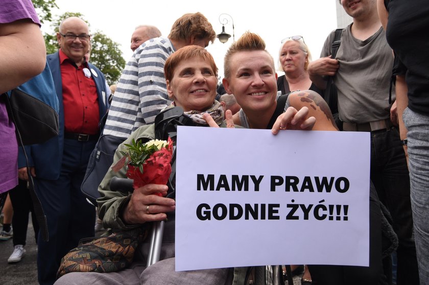 Znana aktorka pod sejmem o PiS. Przesadziła?