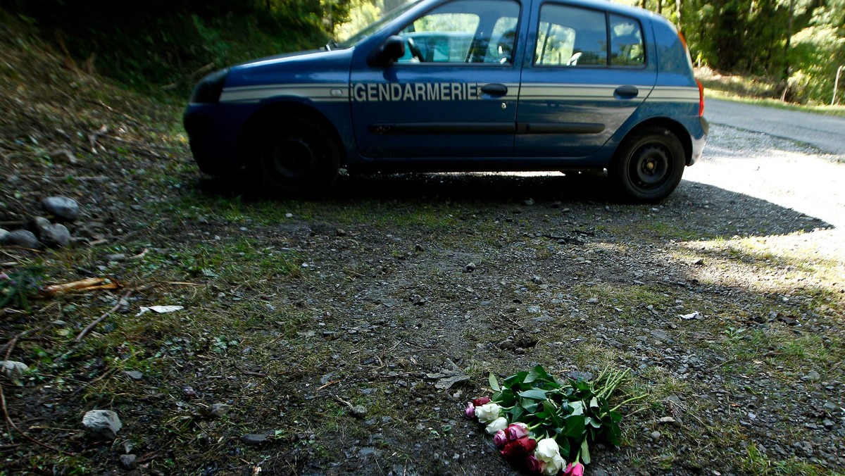 Francuscy policjanci badają telefony komórkowe i komputer Brytyjczyka zastrzelonego w Alpach nad jeziorem Annecy. Wraz z nim zginęły inne trzy osoby. Jedna z dwóch dziewczynek, które przeżyły masakrę, wróciła do Wielkiej Brytanii. Druga, 7-letnia, właśnie została wybudzona ze śpiączki. Czy śledczy dowiedzą się od niej co się stało? Badane są różne warianty przyczyny zbrodni. Jednym z nich jest zawód zabitego Brytyjczyka pochodzenia irackiego. Mężczyzna pracował w przemyśle zbrojeniowym zajmując się satelitami wojskowymi.