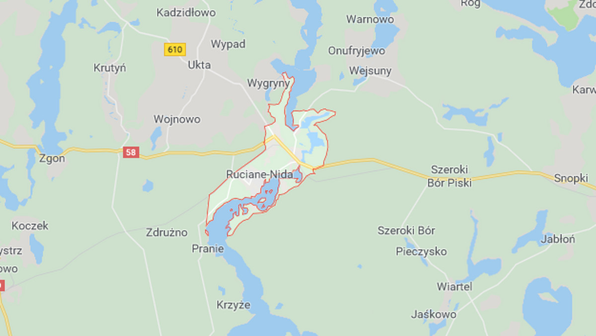 Służby drogowe odblokowały drogę wylotową z Rucianego-Nidy w kierunku Pisza, gdzie przed południem doszło do czołowego zderzenia dwóch aut.