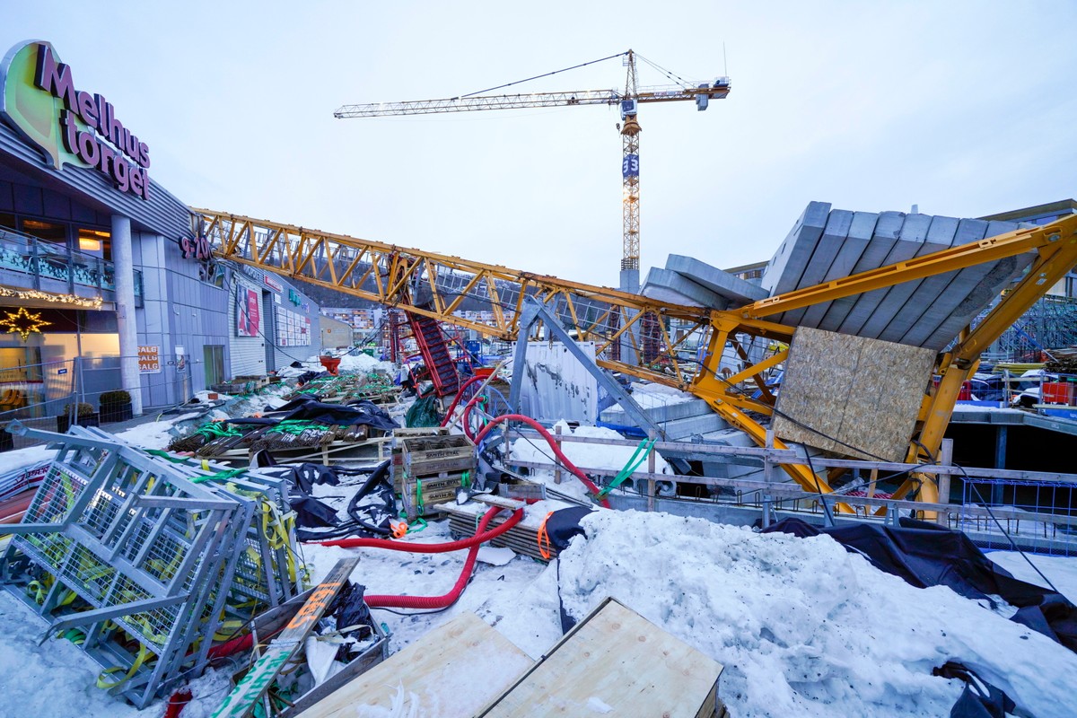 Dźwig runął na centrum handlowe w Melhus pod Trondheim w zachodniej Norwegii
