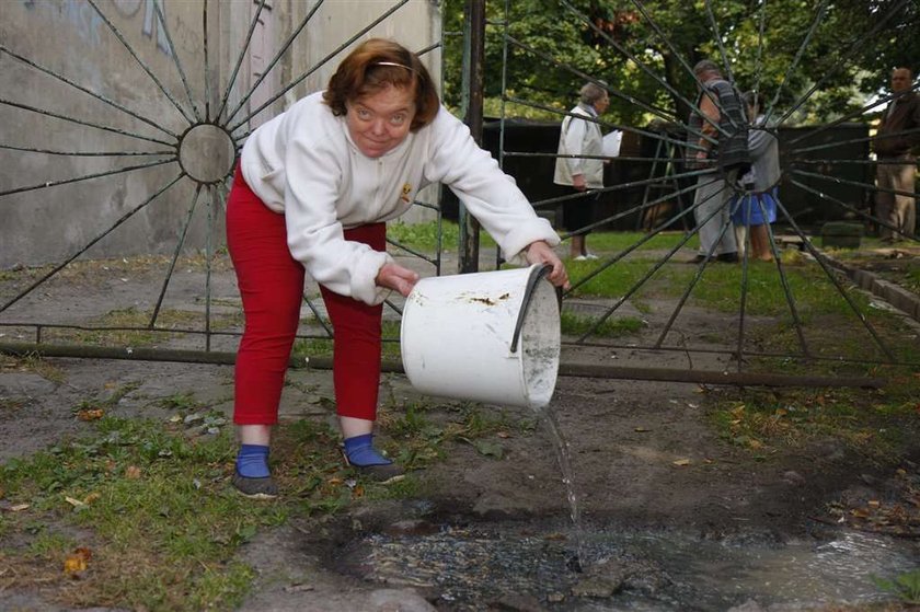 Lokatorzy wiaderkami noszą nieczystości