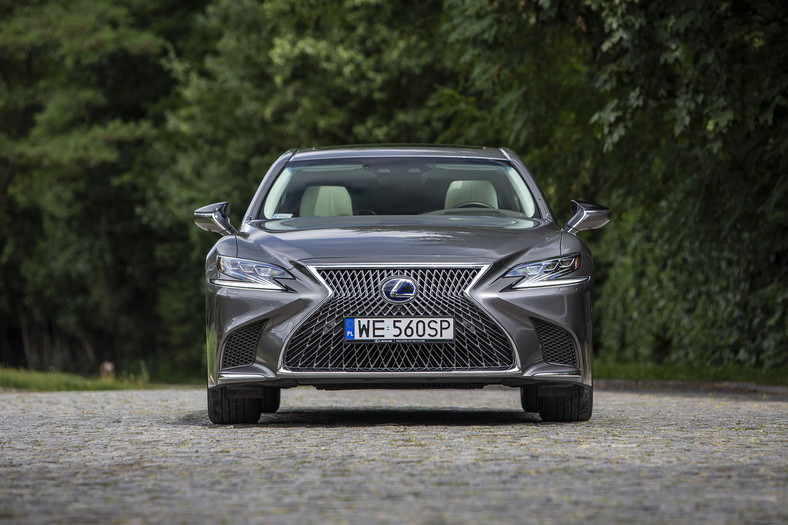 Lexus LS 500h jeździć czy być wożonym?