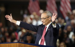 Clinton nie przemówi, szef sztabu poprosił zwolenników o rozejście się do domów