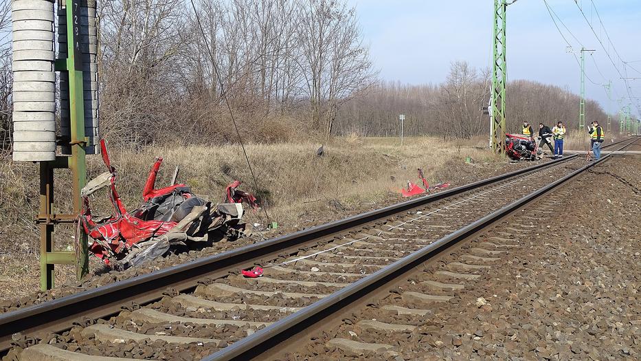 A piros autót kettétépte az érkező intercity, Szandinak és Nikinek esélye sem volt a hátsó ülésen/ Fotó: MTI Donka Ferenc 