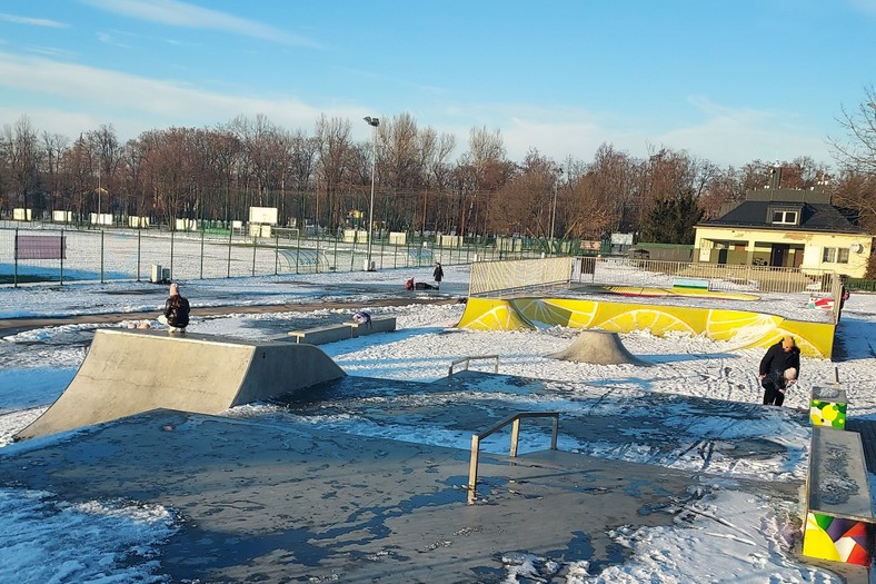 Skatepark w Konstantynowie. Na początku lutego pokrył go śnieg, ale podczas ferii zimowych w województwie łódzkim były warunki, aby spróbować tam akrobacji na hulajnodze