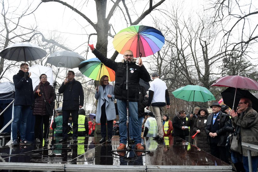 Mateusz Kijowski porównuje się do ks. Popiełuszki