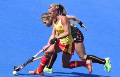 Piękne 'laski' grają w... hokeja na trawie. ZDJĘCIA