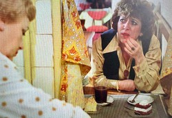 ""Kawa i wuzetka są obowiązkowe dla każdego". QUIZ o jedzeniu w filmach Barei. Zdobędziesz 10/15?