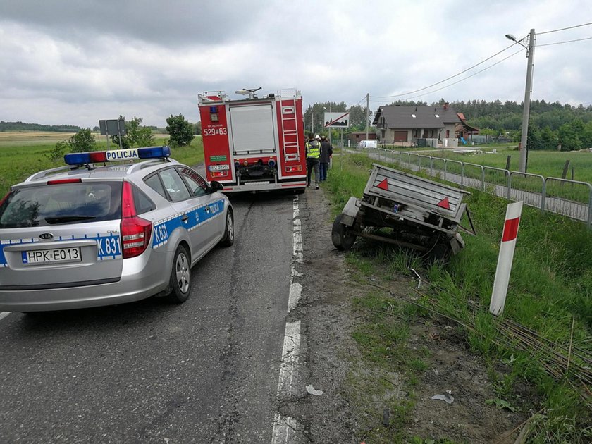 Przyczepka rozbiła busa