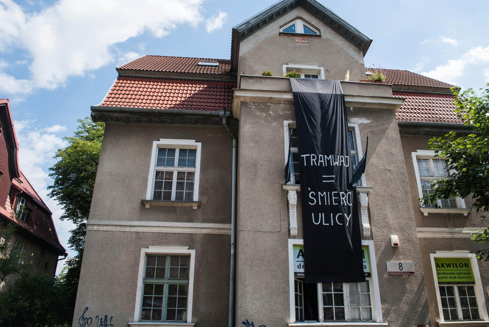 Gdańsk: Zabytkowe kamienice pokryte transparentami. Mieszkańcy nie chcą tramwaju na ich ulicy