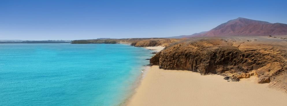 Lanzarote – jeżeli nie Gran Canaria i Fuerteventura, to może Lanzarote? Jeżeli tak, to decydując się na tygodniowy pobyt na tej wyspie w 3-gwiazdkowym hotelu z dwoma posiłkami wliczonymi w cenę wyjazdu, trzeba się liczyć z wydatkiem rzędu 2199 złotych za osobę. Jeżeli ktoś lubi wygody, wystarczy, że dopłaci 100 złotych i dzięki temu otrzyma zakwaterowanie w 4* hotelu z All inclusive. Podane ceny dotyczą wylotów z Wrocławia (2199 złotych) i warszawy (2299 zł) w dniu 1 kwietnia 2013 roku.
