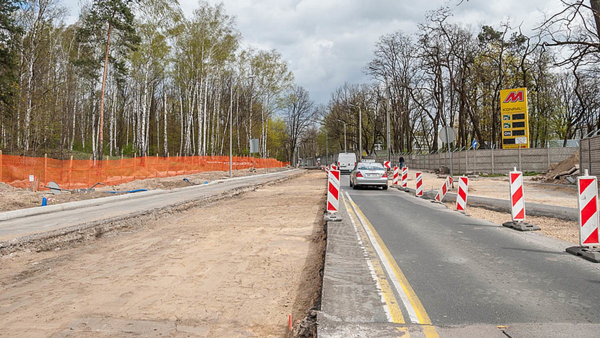 Dziś zostanie otwarta jezdnia prowadząca w stronę centrum. Wbrew zapowiedziom nie będzie zamknięta ta w kierunku Rembertowa. Tydzień wcześniej niż zapowiadano, wykonawca przebudowy ulic Marsa i Żołnierskiej otworzy remontowany fragment tej pierwszej drogi. Będzie można przejechać nią w obie strony.