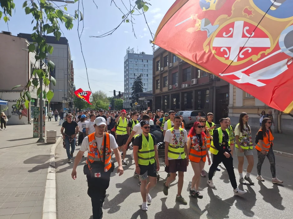 Grupa srednjoškolaca i njihovih nastavnika krenula iz Valjeva peške za Novi Sad
