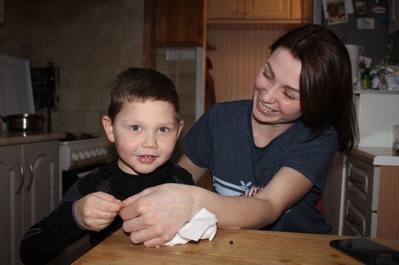 Irina z synem Markiem w kuchni w mieszkaniu w Białymstoku