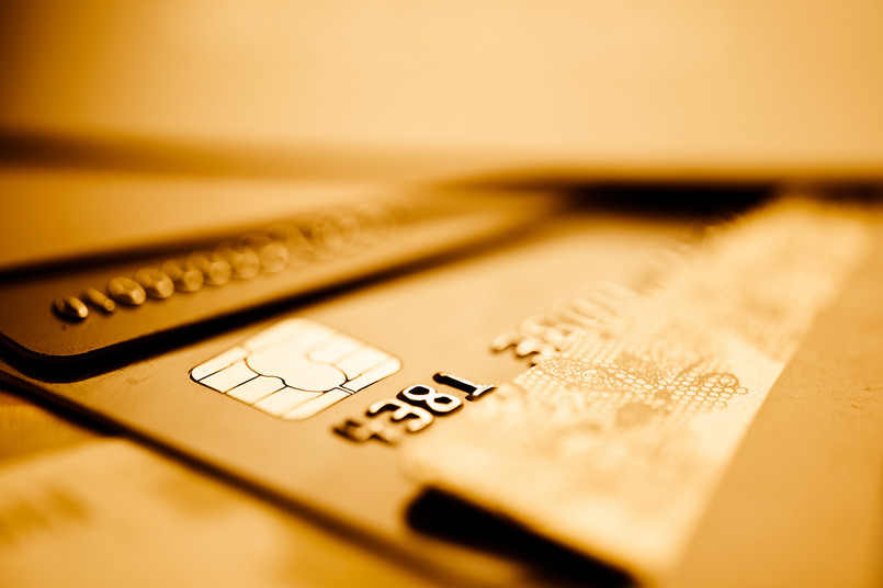 Obecnie 5 mln osób korzysta z kart kredytowych. Z obserwacji BIK wynika, że liczba klientów używających ten środek płatniczy jest stabilna - od 2018 roku nie zmienia się znacząco.