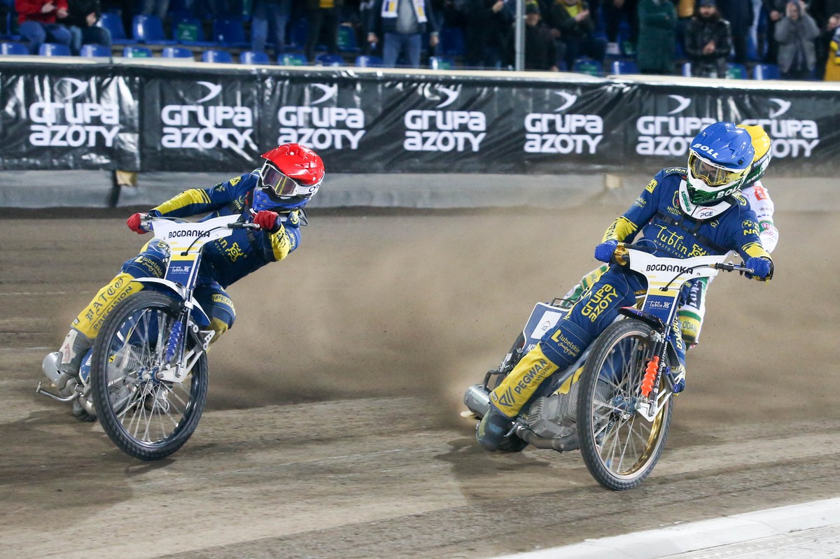 Żużlowcy Motoru Lublin Maksym Drabik (kask czerwony, L) i Mikkel Michelsen (kask niebieski, P)
