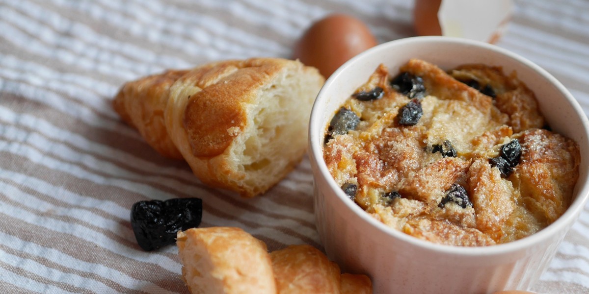 Pudding z croissantów to świetny pomysł na śniadanie lub kolację.