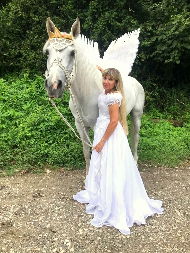 Vlada je prva počela da praktikuje hipoterapiju (terapiju jahanjem) u rodnom gradu. Sudija je prve kategorije u konjičkom sportu, trenira paraolimpijski konjički tim u Sočiju, a sarađivala je sa državnim cirkusom