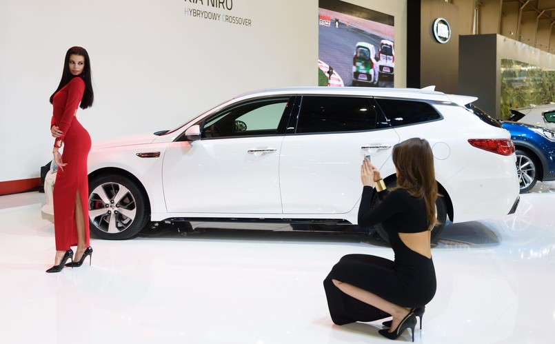 Nowa kia optima sportswagon to pierwsze kombi klasy średniej w historii azjatyckiego producenta. To także najważniejsza premiera rynkowa dla polskiego oddziału koreańskiej marki. Optima z plecakiem staje do walki ze starymi wyjadaczami - przeciwnicy to w pierwszej linii toyota avensis, a dalej volkswagen passat wariant, ford mondeo kombi, hyundai i40 wagon i inni z tej ligi. Ile kosztuje najnowsze dziecko inżynierów Kia? Oto, co dostaną kierowcy w Polsce…