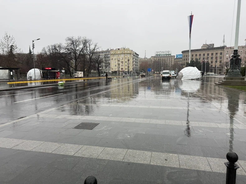 Uklonjen novogodišnji bazar ispred Skupštine