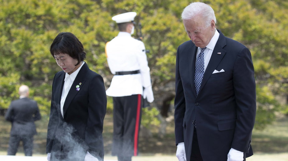 Joe Biden składa wieniec na grobie bohaterów wojen koreańskich w Seulu, 21 maja 2022 r.