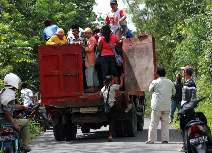 Mieszkańcy uciekają przed wulkanem