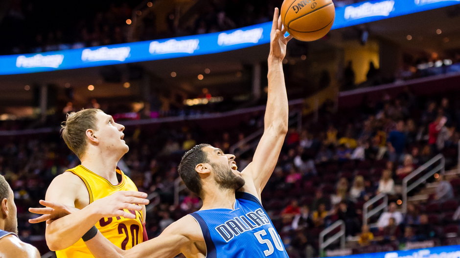 Timofiej Mozgow i Salah Mejri w trakcie gry w NBA