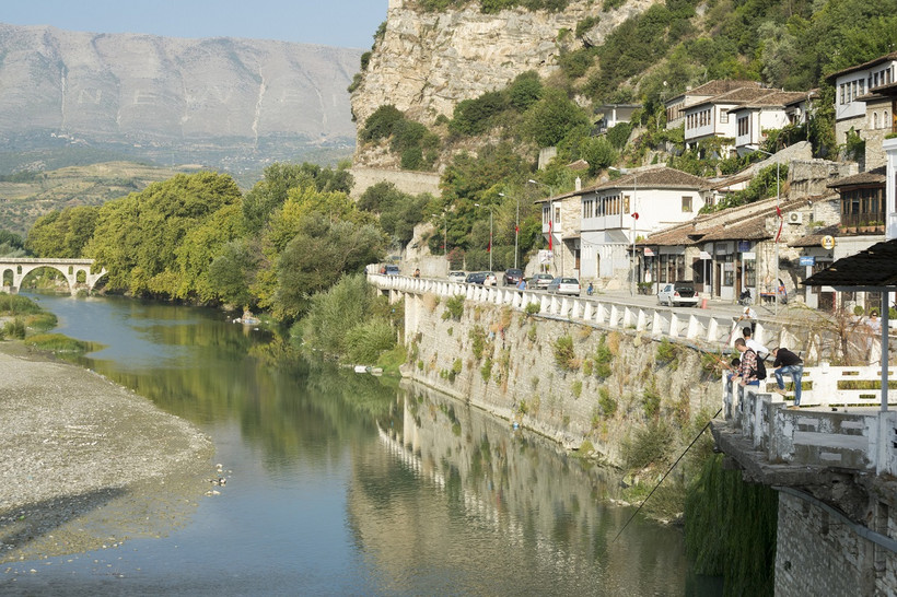 Berat Berat znajduje się w środkowej części kraju, nad rzeką Osum. To jedno z najstarszych albańskich miast, którego rozkwit przypada na czasy panowania Imperium Osmańskiego. Ze względu rozsianą po całym wzgórzu miejską zabudowę z tamtego okresu, i wrażenie jakie można odnieść spoglądając na nią z dystansu, Berat znany jest dziś jako Miasto Tysiąca Okien. Charakterystyczna mieszanka architektury osmańskiej i albańskiej wpisana została na listę światowego dziedzictwa UNESCO (2008 rok). Główną atrakcją turystyczną Beratu jest 140-wieczny zamek Kalaja, który, mówiąc precyzyjniej, jest twierdzą leżącą pod miastem. Trudno o lepszy punkt widokowy. W drodze do wciąż zamieszkałej cytadeli można podziwiać muzułmańską dzielnicę Mangalem, dzięki której miasto zyskało swój przydomek. W Beracie warto też odwiedzić Meczet Królewski, jedyny budynek sakralny, który przetrwał Rewolucję Ideologiczną i Kulturalną, w skutek której pod koniec lat sześćdziesiątych państwo przejęło wszystkie budynki świątynne. Meczet został wybudowany za panowania sułtana Bajazyda II w 1495 roku. Stanowił centralną część kompleksu świątynnego, który składał się z szkoły muzułmańskiej, medresy, biblioteki oraz dobudowanego później XVIII-wiecznego klasztoru.Źródło: r.pl/albania